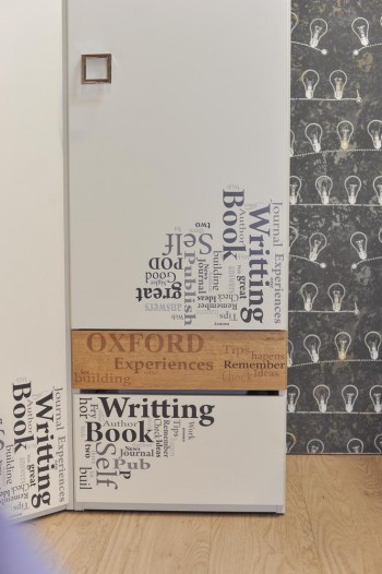 Шкаф для белья «Оксфорд» (Ривьера/Белый с рисунком) в Камне-на-Оби - kamen-na-obi.mebel54.com | фото