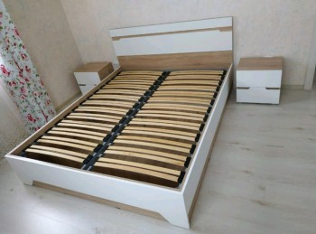Спальня Анталия (кровать без ортопед-основания, тумбы, Дуб сонома, Белый Софт, горизонт) в Камне-на-Оби - kamen-na-obi.mebel54.com | фото